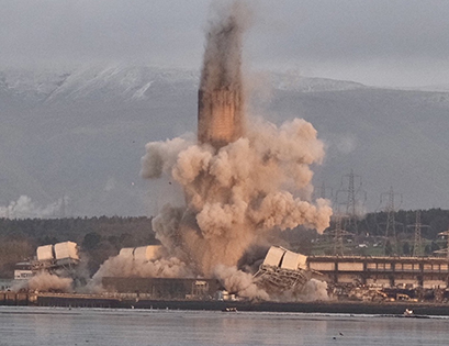 A chaminé da usina térmica de Longannet, na Escócia, durante sua demolição