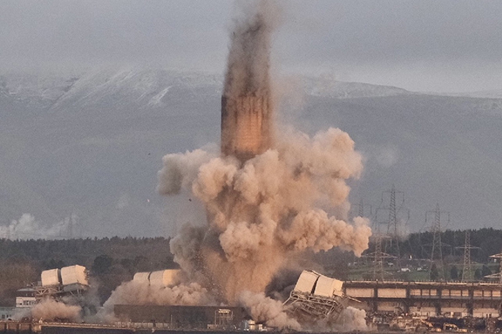 A chaminé da usina térmica de Longannet, na Escócia, durante sua demolição