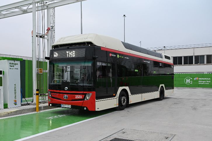 El H2 City Gold LHD de CaetanoBus en la planta de repostaje de Iberdrola en la Zona Franca de Barcelona