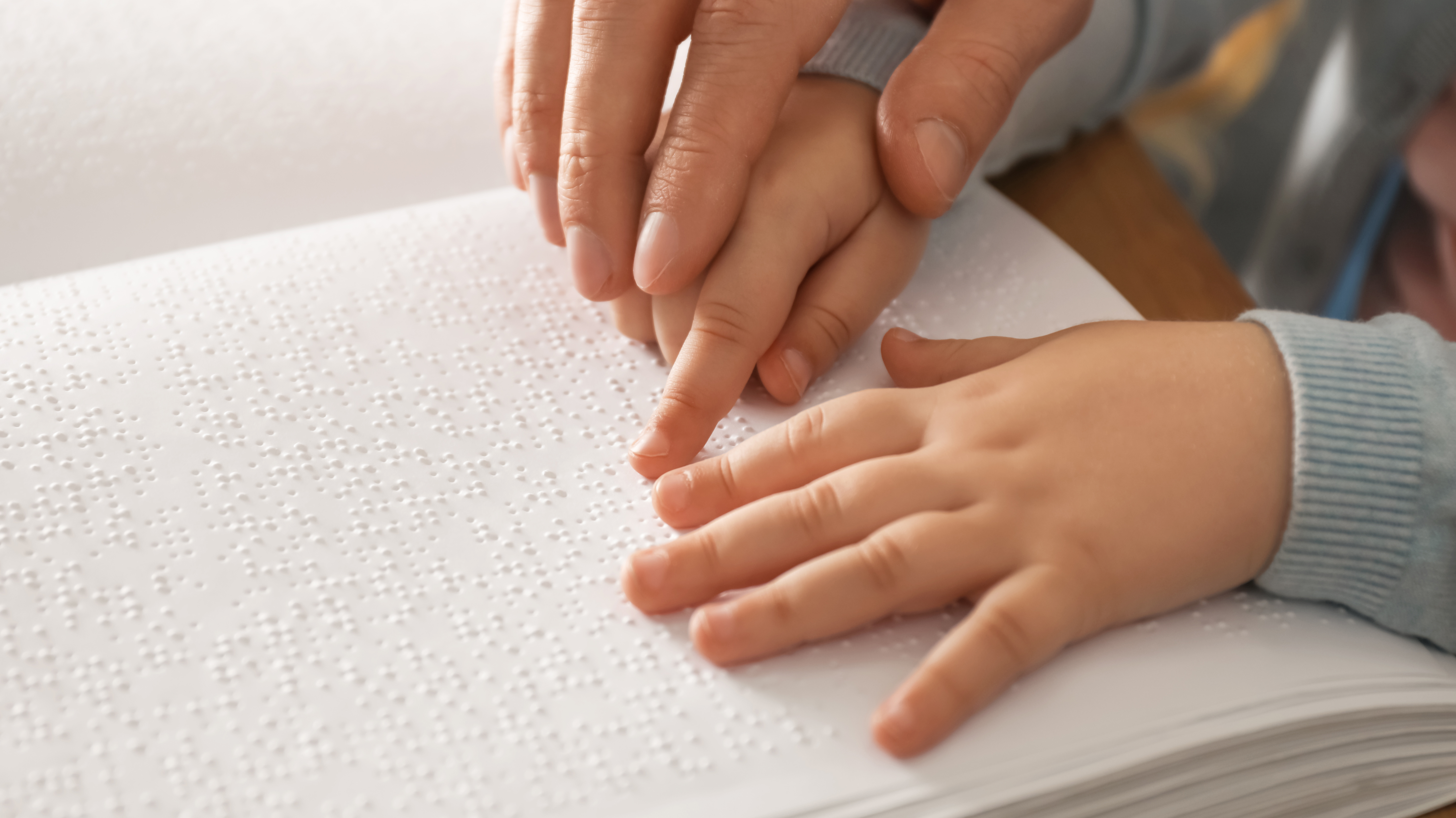 El braille es un sistema de lectura que se lee con los dedos de ambas manos y permite que las personas ciegas puedan comunicarse.