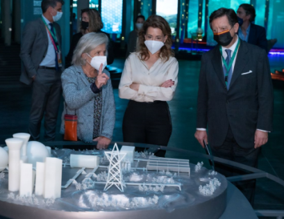 Minister with the model of Iberdrola Green Hydrogen plant