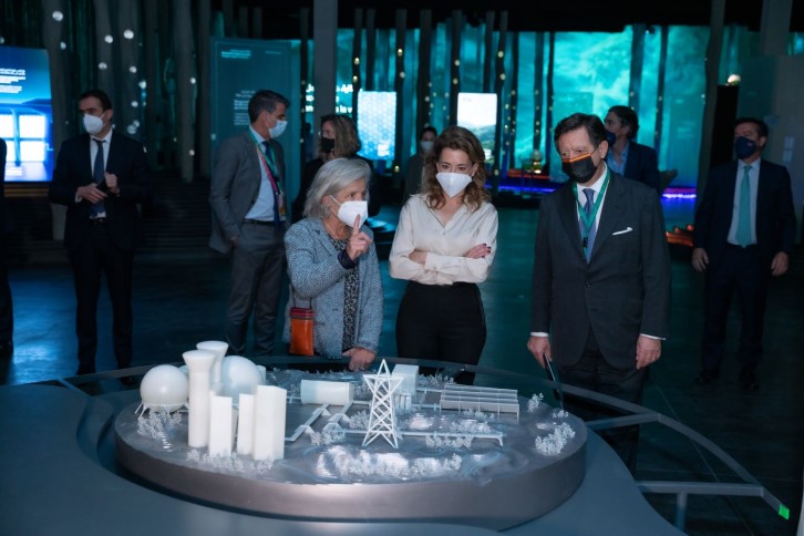 Minister with the model of Iberdrola Green Hydrogen plant