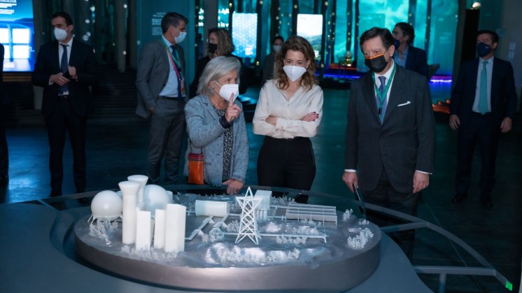 Ministra com a maquete da usina de hidrogênio verde da Iberdrola