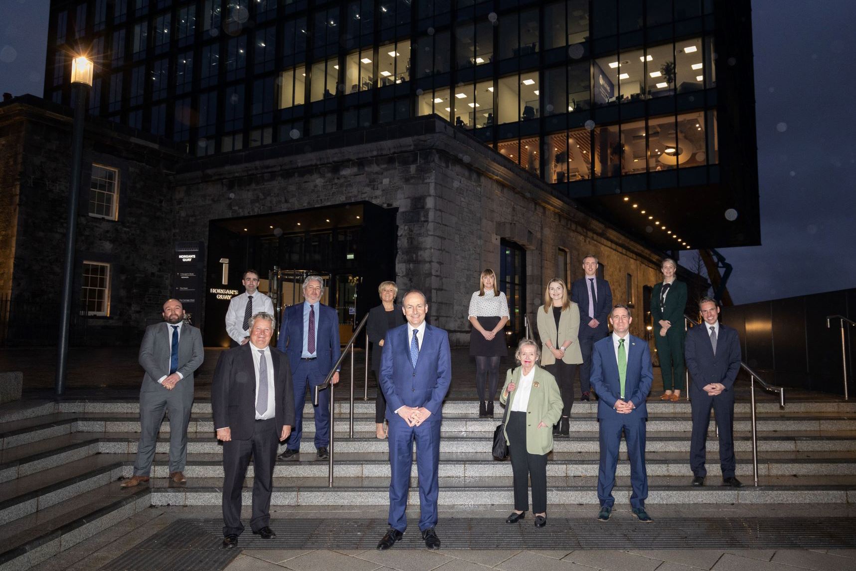 En primer plano el primer ministro irlandés Micheál Martin en Waterfront Square, Cork