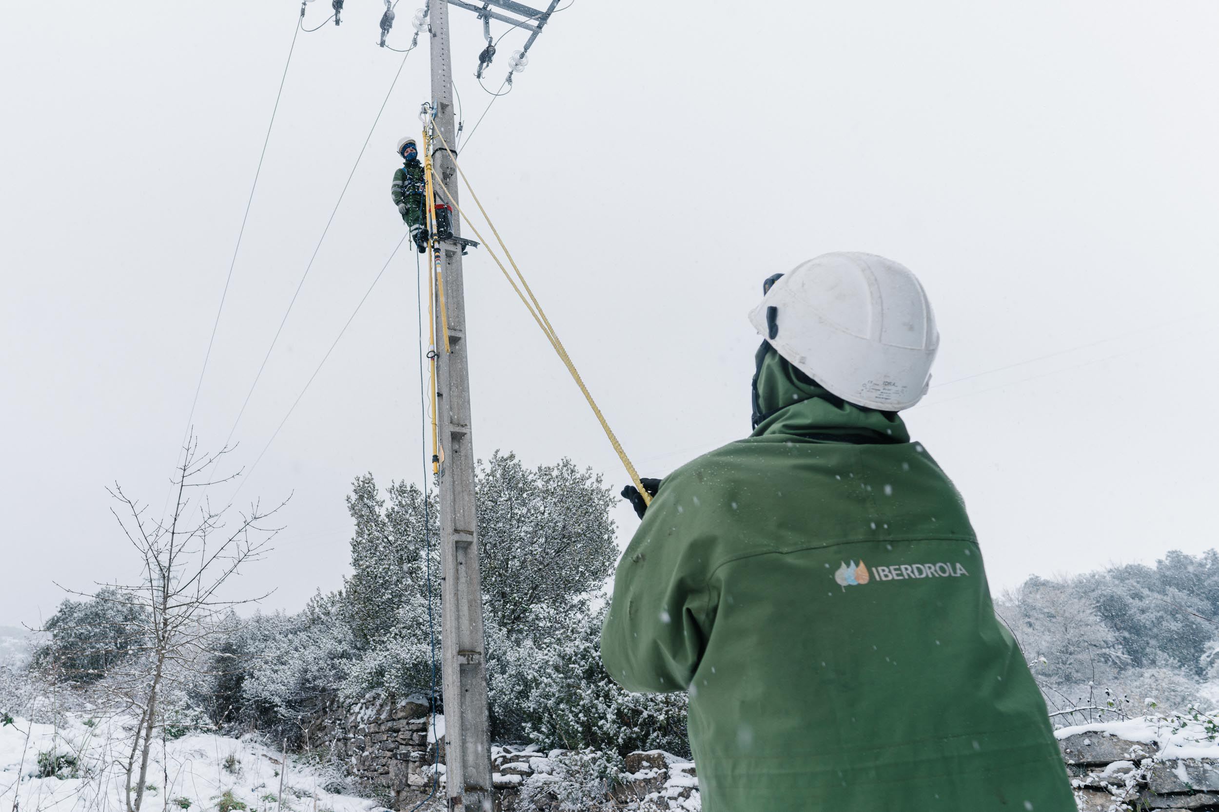 Empleados trabajando durante un temporal de nieve