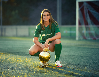 A jogadora de futebol Alexia Putellas com a Balón de Oro 2021
