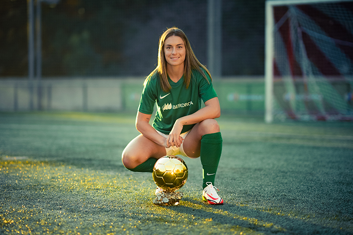 Soccer player Alexia Putellas with the Balón de Oro 2021