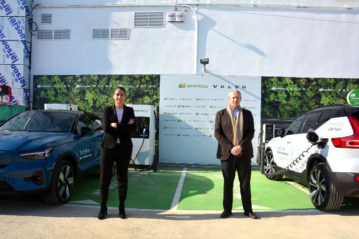 Raquel Blanco, diretora global de Smart Mobility da Iberdrola, e José María Galofré, conselheiro delegado/CEO da Volvo Car Espanha.