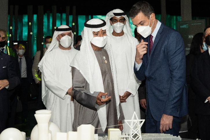 O presidente espanhol Pedro Sánchez visita a maquete da usina em Dubai