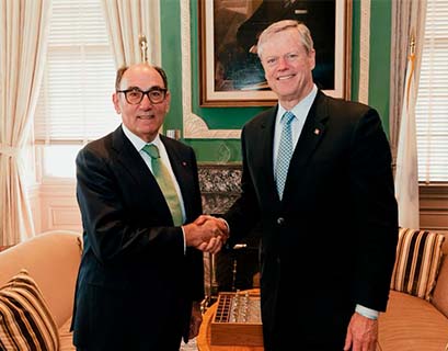 Ignacio Sánchez Galán, presidente da Iberdrola, com o governador de Massachusetts, Charlie Baker