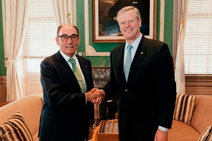 Ignacio Sánchez Galán, presidente da Iberdrola, com o governador de Massachusetts, Charlie Baker