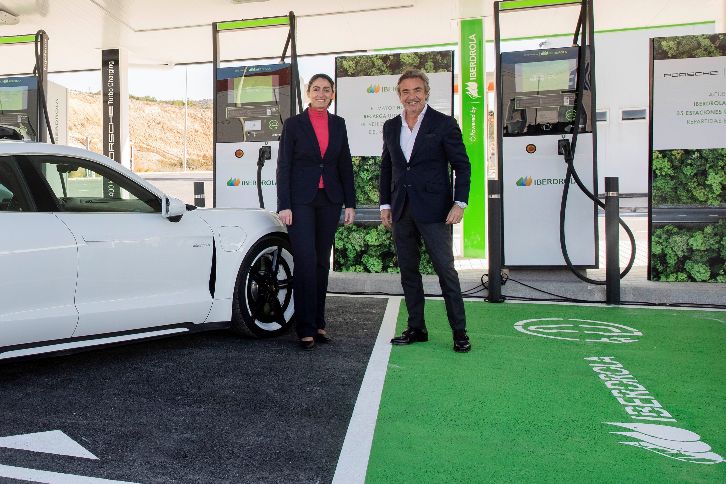 Tomás Villén and Raquel Blanco at the ultra-fast charging hub in Elche
