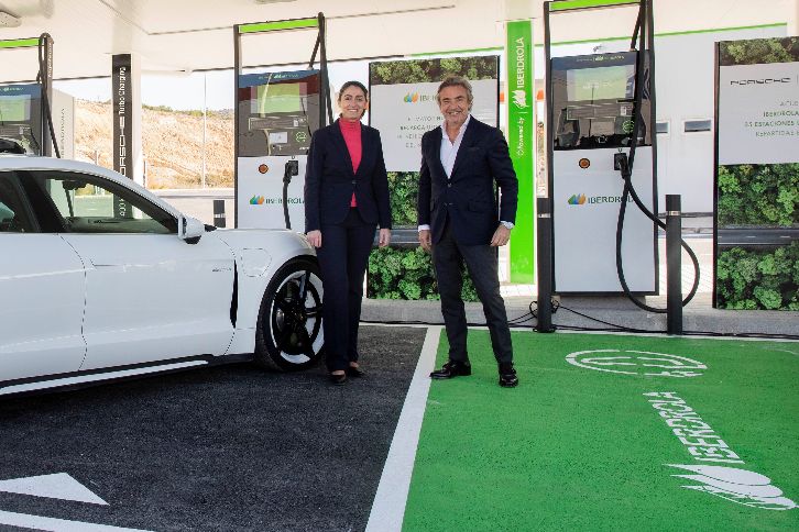 Tomás Villén y Raquel Blanco en el hub de carga ultrarrápida de Elche