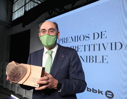 Ignacio Galán, presidente da Iberdrola, com o Prêmio BBK de Competitividade Sustentável