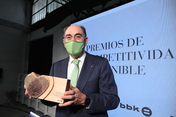 Ignacio Galán, presidente da Iberdrola, com o Prêmio BBK de Competitividade Sustentável