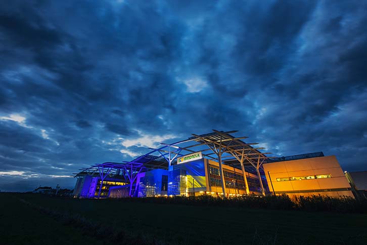 El Campus de Iberdrola, iluminado con los colores de la bandera ucraniana