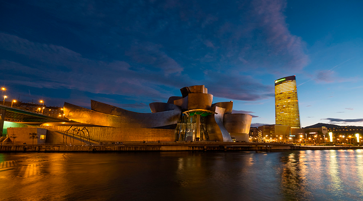 La Torre Iberdrola, en Bilbao, con las luces encendidas
