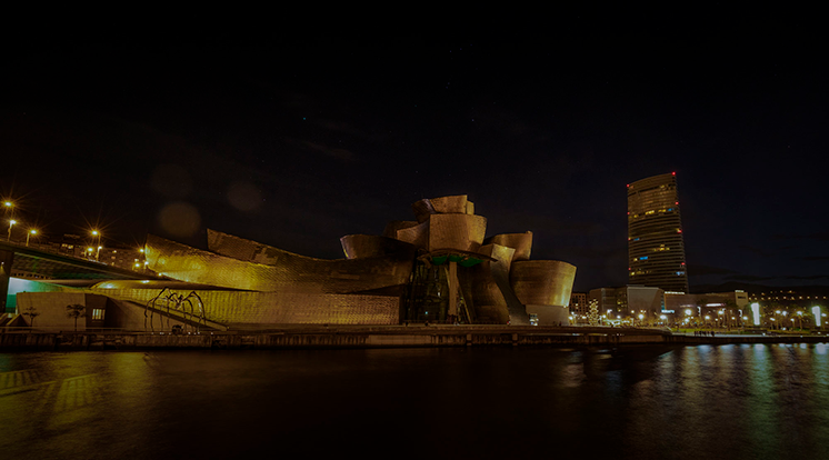 A Torre Iberdrola, em Bilbao, com as luzes acesas