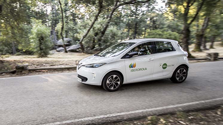 Today's electric vehicles make it possible to travel daily distances in the city and require recharging for longer journeys.