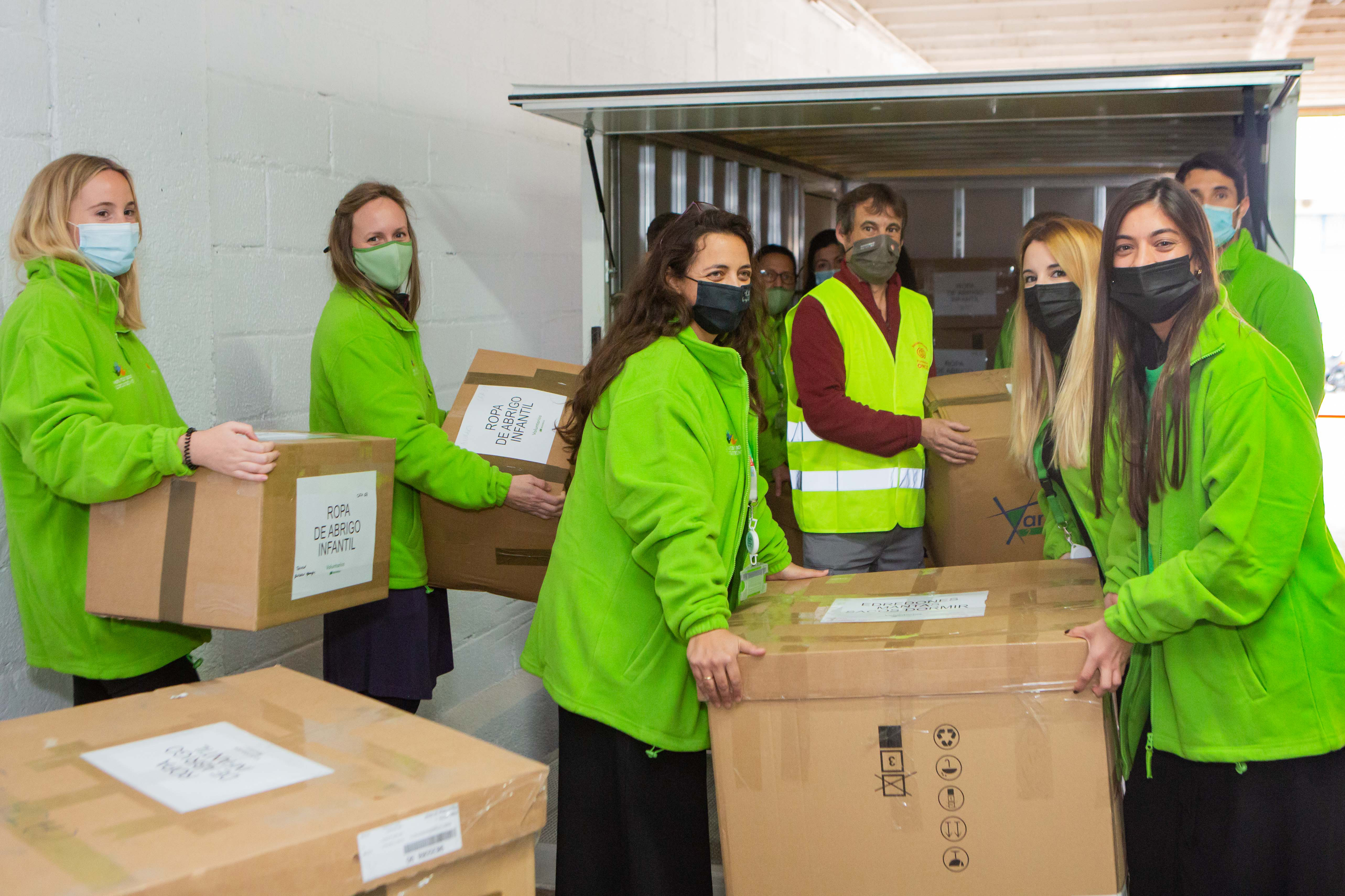 Mas de 200 voluntarios de Iberdrola han participado en la recogida y reparto de la ayuda donada