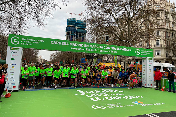 More than 11,000 runners took part in the race, which started on the Paseo de la Castellana after the cutting of a ribbon in the colours of Ukraine.
