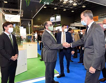 A visita do rei Felipe VI ao estande da Iberdrola na abertura do WindEurope, realizado em Bilbau.