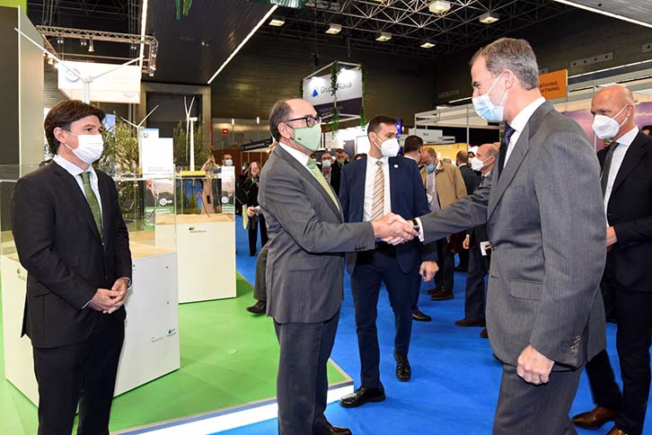 A visita do rei Felipe VI ao estande da Iberdrola na abertura do WindEurope, realizado em Bilbau.