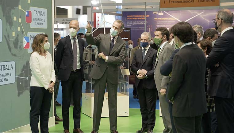 El presidente de Iberdrola, Ignacio Galán, ha recibido en el stand de la compañía al Rey Felipe VI que ha inaugurado el evento.