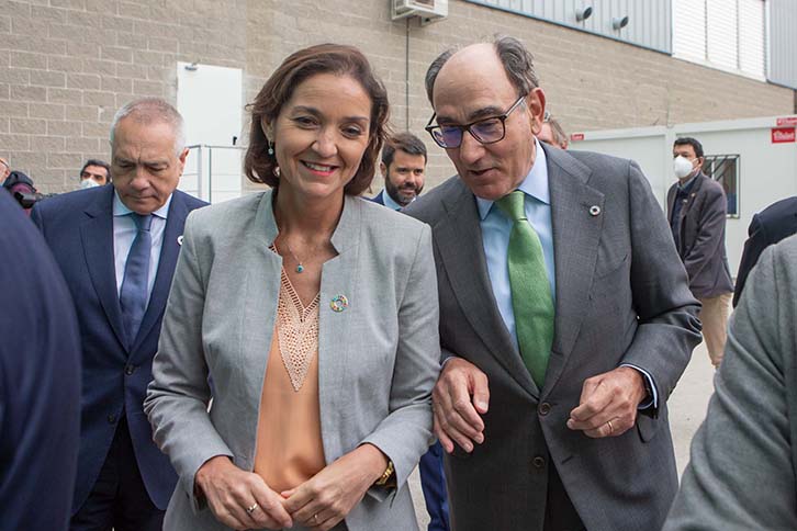 The Chairman of the Iberdrola Group, Ignacio Galán, next to the Minister of Industry, Trade and Tourism, Reyes Maroto.