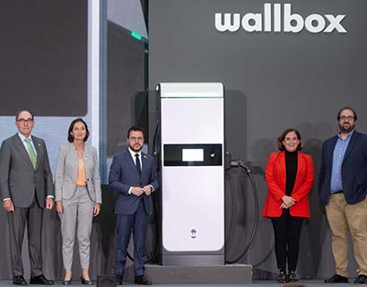 Ignacio Galán, Presidente da Iberdrola; Reyes Maroto, Ministro da Indústria, Comércio e Turismo; Pere Aragonés, Presidente da Generalitat de Catalunya; Ada Colau, Prefeita de Barcelona; e Enric Asunción, CEO da Wallbox durante a inauguração da nova fábrica da Wallbox na Zona Franca de Barcelona.