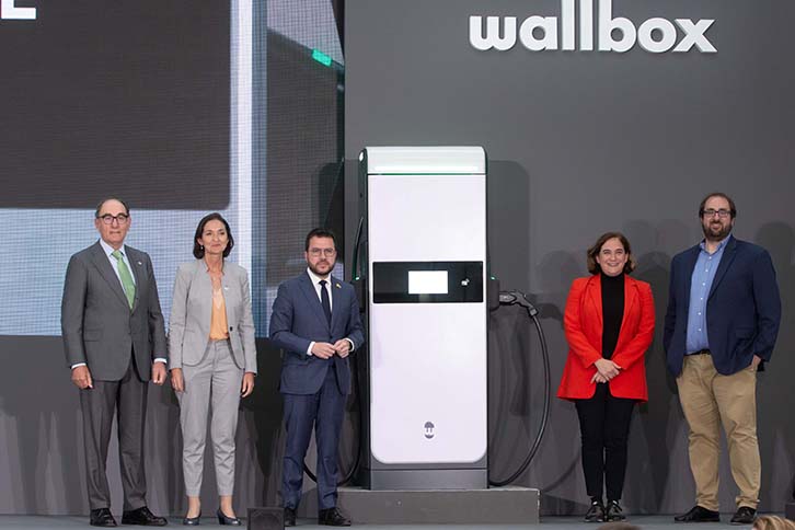 Ignacio Galán, presidente de Iberdrola; Reyes Maroto, ministra de Industria, Comercio y Turismo; Pere Aragonés, president de la Generalitat de Catalunya; Ada Colau, alcaldesa de Barcelona; y Enric Asunción, CEO de Wallbox durante la inauguración de la nueva planta de Wallbox en la Zona Franca de Barcelona.