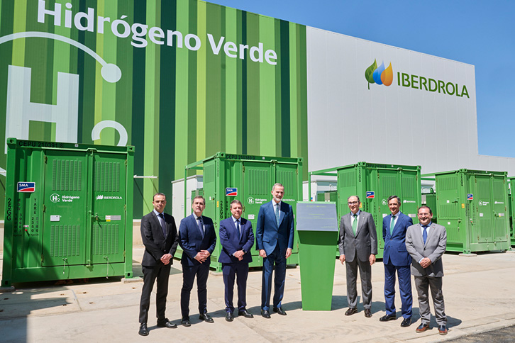 His Majesty King Felipe VI at the H2 plant in Puertollano.