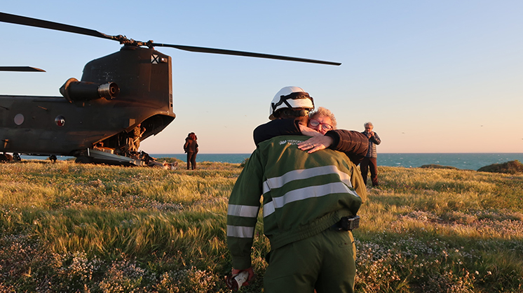 Woman hugs an Iberdrola distribution technician in gratitude