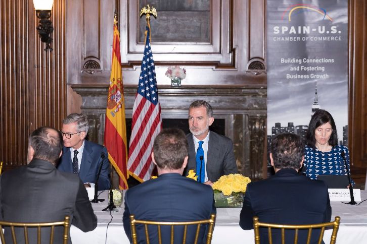 His Majesty the King meeting with Pedro Azagra, CEO of Avangrid (Iberdrola's subsidiary in the USA), and other members of the Spain-USA Chamber of Commerce.