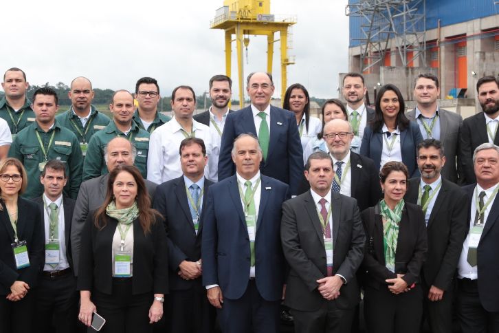 Ignacio Sánchez Galán, presidente da Iberdrola, com funcionários da Neoenergia