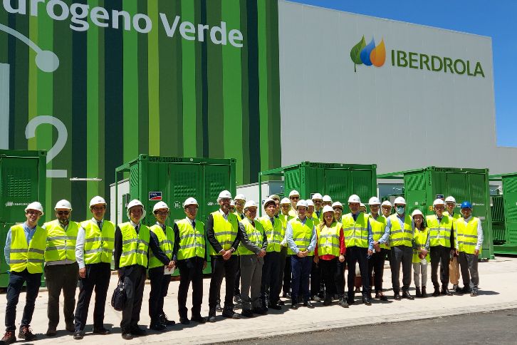 Una de las delegaciones que han visitado la planta de hidrógeno verde de Iberdrola en Puertollano