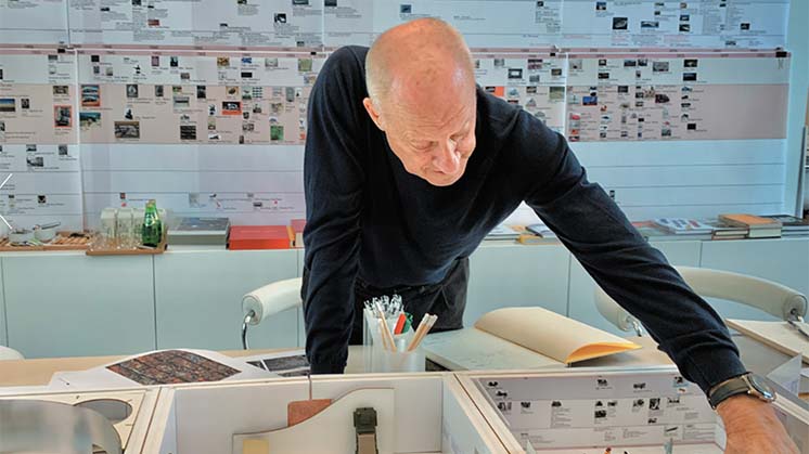 El arquitecto británico Norman Foster es el comisario de la exposición Motion. Autos, Art, Architecture, que podrá verse en el Museo Guggenheim de Bilbao hasta septiembre. Fotografía cortesía del Museo Guggenheim.