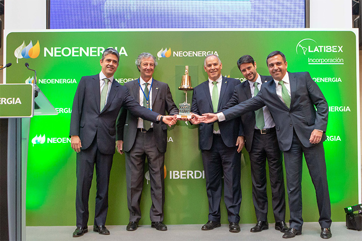 Mario Ruiz-Tagle, CEO da Neoenergia, durante o tradicional toque do sino no Palácio da Bolsa, em Madri.