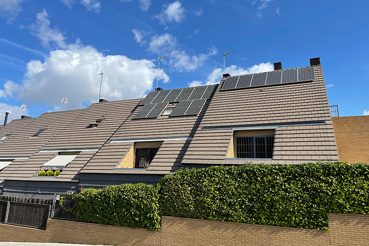 A self-consumption solar system can save up to 70 % per year in single-family houses