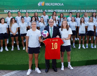 Ignacio Sánchez Galán, Chairman of Iberdrola, with the Spanish women's national football team