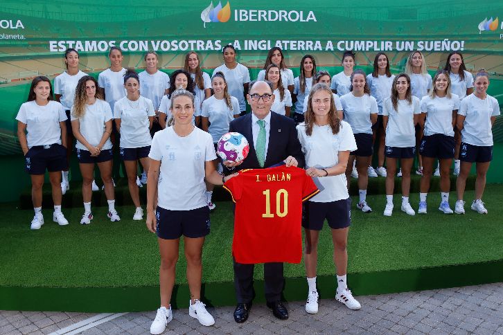 Ignacio Sánchez Galán, presidente de Iberdrola, con la selección española de fútbol femenina