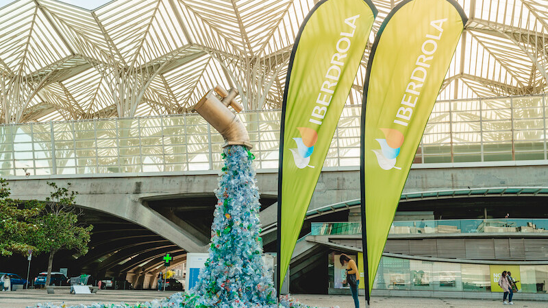 La obra “Giant Plastic Tap” fue creada por el artista ambiental canadiense Benjamin Von Wong en colaboración con Iberdrola y Cultura Inquieta.