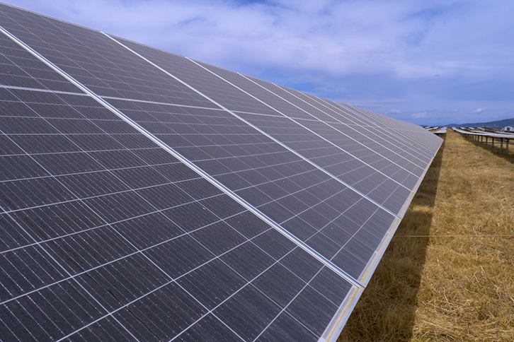 A usina fotovoltaica Francisco Pizarro abastecerá mais de 334.000 casas e evitará a emissão de 150.000 toneladas de CO2 por ano.