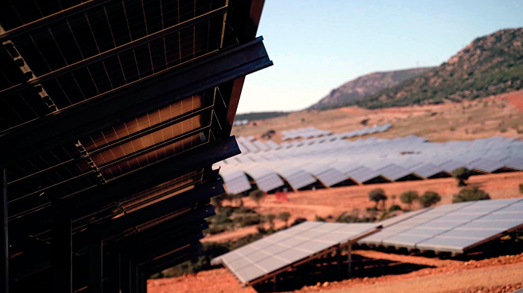 Los paneles bifaciales son un tipo de placa solar que se caracteriza por ofrecer una ganancia adicional de radiación tanto en la cara delantera como en la trasera de la misma 