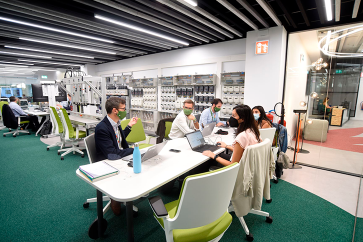 IBM Technology, IBM Consulting, Schaffner, Automa, NTT Data, Turnning Tables, INESC TEC e as universidades de Murcia e Comillas se juntam ao Global Smart Grids Innovation Hub que a Iberdrola inaugurou há 10 meses em seu centro de Larraskitu