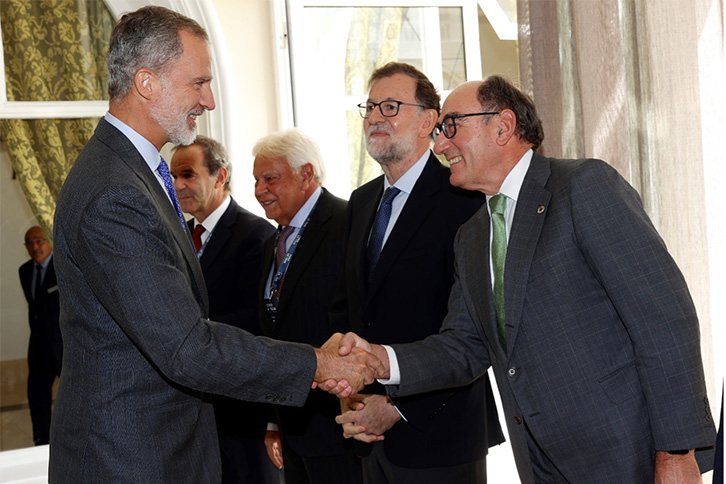 Ignacio Sánchez Galán junto a Su Majestad el Rey de España, Felipe VI en la IV Edición del Foro de La Toja-Vínculo Atlántico