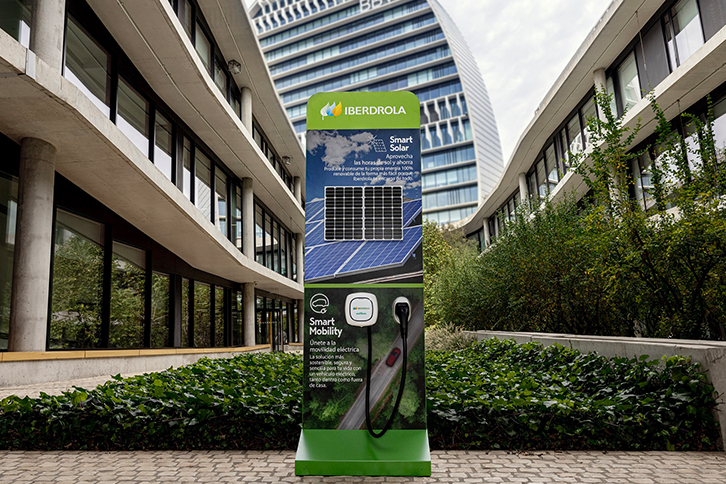 Panel solar situado frente a la sede del banco BBVA