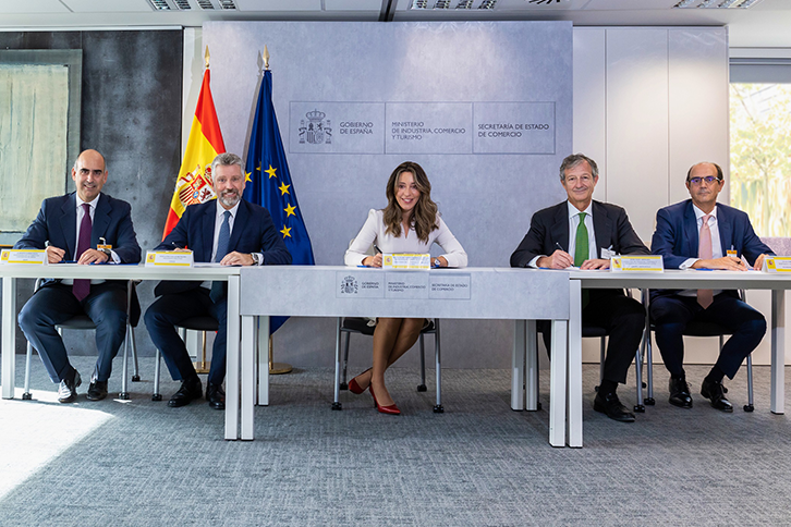 José Sainz Armada, Chief Financial Officer (CFO) of Iberdrola, fourth from left, and the Secretary of State for Trade, Xiana Méndez (third from left).