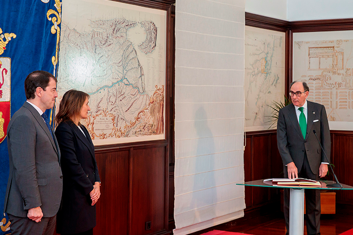 Galán taking the oath of office as president