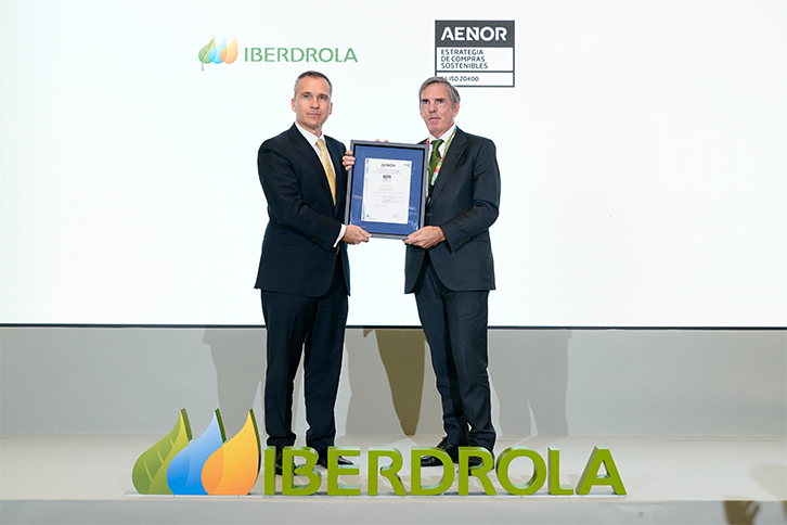 Rafael García Meiro, CEO of AENOR, presents the certificate to Asís Canales, Global Procurement and Services Director of the Iberdrola Group.